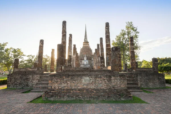 Ancient buddhist temple ruins in Sukhothai historical park — Stock Photo, Image