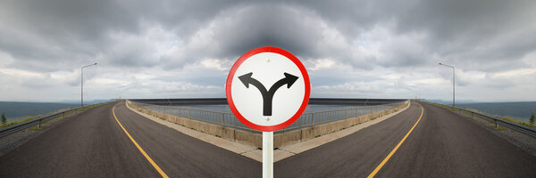 вилка развязки знак с перекрестком расщепления в двух направлениях
