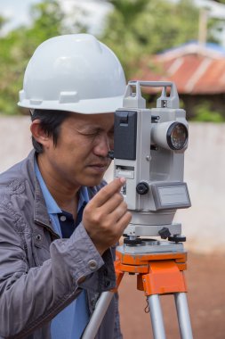 Mühendisler tacheometer veya teodolit anket satırı sütun için kullanın 