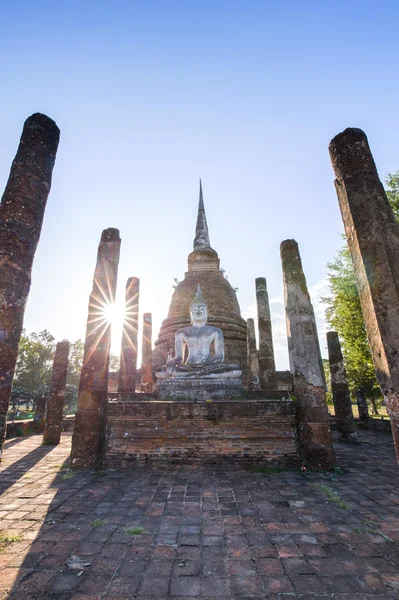 Ruiny starożytnej świątyni buddyjskiej w park historyczny Sukhothai — Zdjęcie stockowe