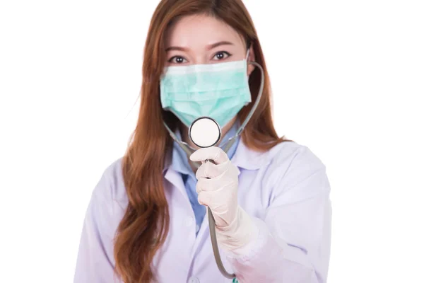 Ženský lékař s maskou a stetoskopem — Stock fotografie