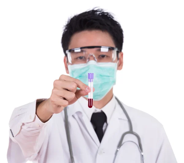 Medico in maschera ricerca un test medico vetro con sangue — Foto Stock