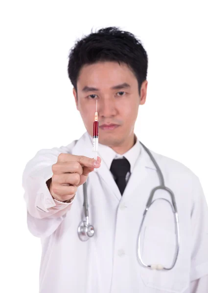 Arzt hält Spritze mit Blut — Stockfoto