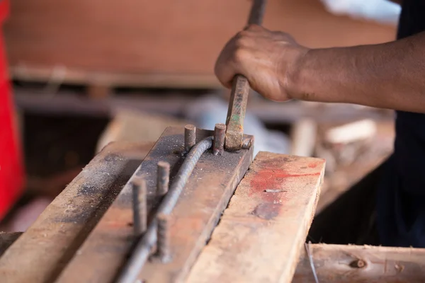 Arbetstagaren böjer stål för konstruktion jobb — Stockfoto