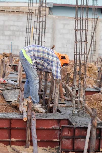 Gipser-Betonarbeiter am Balken im Bau — Stockfoto