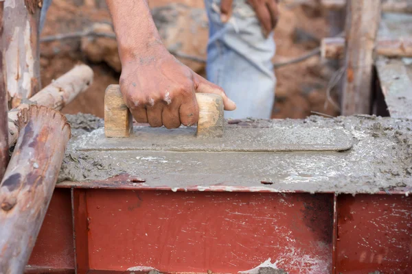 Plasterer concrete worker at beam being constructed — Stock Photo, Image