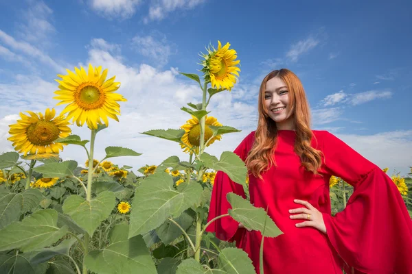 幸せな女性、ひまわり畑を楽しむ — ストック写真