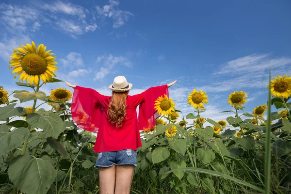 Woman happy and enjoy in sunflower field — Stock Photo, Image