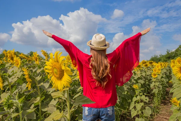 Woman happy and enjoy in sunflower field — Stock Photo, Image