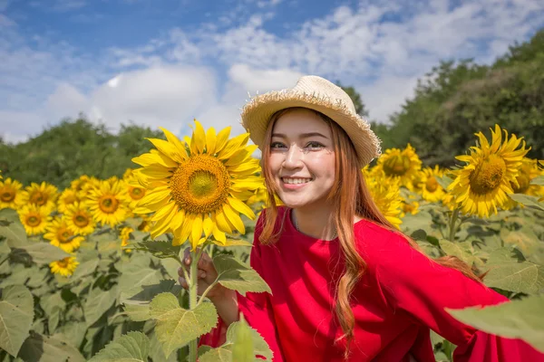 Woman happy and enjoy in sunflower field — Stock Photo, Image