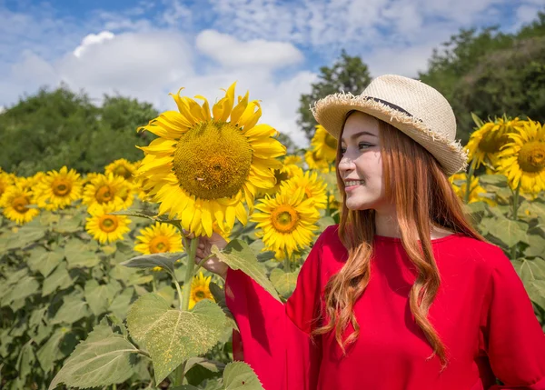 幸せな女性、ひまわり畑を楽しむ — ストック写真