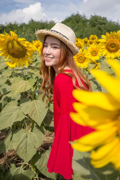 Woman happy and enjoy in sunflower field — Stock Photo, Image