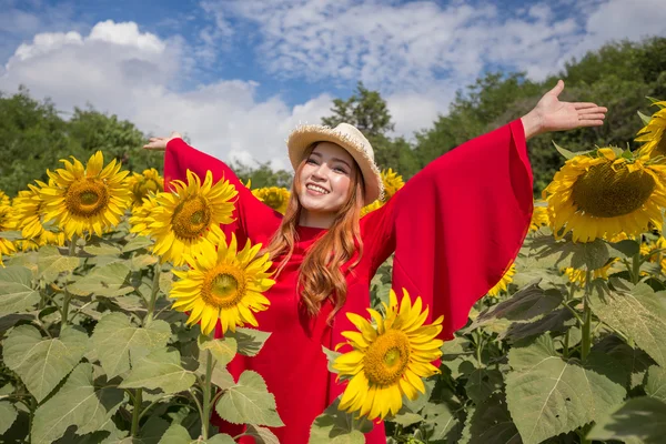 Mujer feliz y disfrutar en el campo de girasol — Foto de Stock