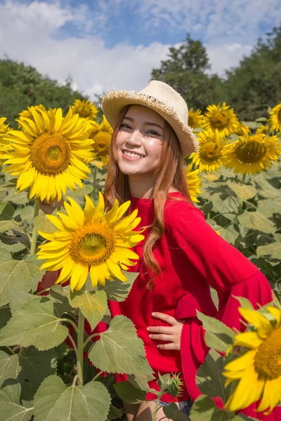 Mujer feliz y disfrutar en el campo de girasol — Foto de Stock