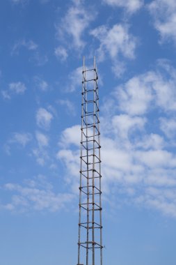 İnşaat ayağı üzerinde güçlendirilmiş çelik çubuklar