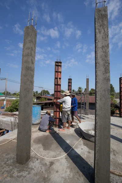 Construction workers are creating the pillar blocks in the proje — Stock Photo, Image