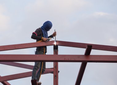 çatı oluşturmak için kaynak çelik işçisi