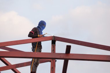 çatı oluşturmak için kaynak çelik işçisi