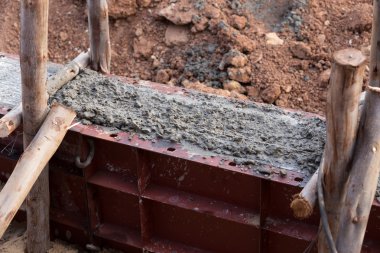 Pillar ve kiriş inşaat alanında inşa ediliyor