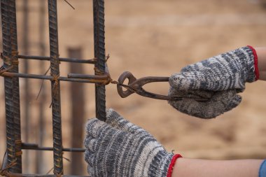 İnşaat işçisi çalışma kerpeten ile ekstralarıyla eller