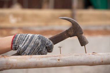 ahşap içine işçisi çekiç çivi