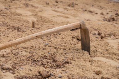 toprak bir çapa ile