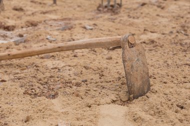 toprak bir çapa ile