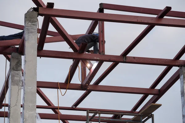 Arbetaren svetsning av stål att bygga taket — Stockfoto