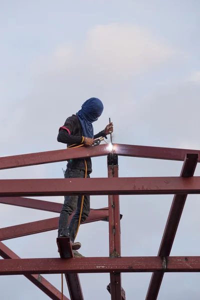 Arbeiter schweißt Stahl für das Dach — Stockfoto