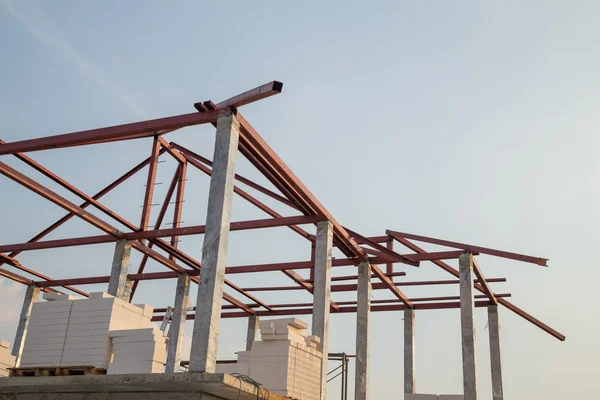 Stahlträger auf Dach eines Wohnhauses — Stockfoto