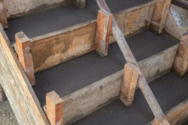 Scala cemento cemento struttura in casa residenzialein costruzione — Foto Stock