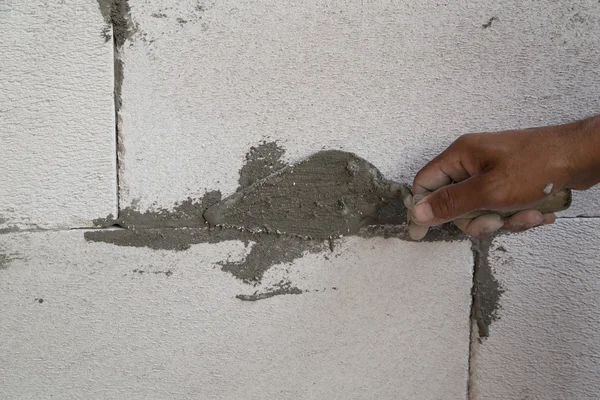 Hand using trowel with wet concrete to plastering lightweight Co — Stock Photo, Image