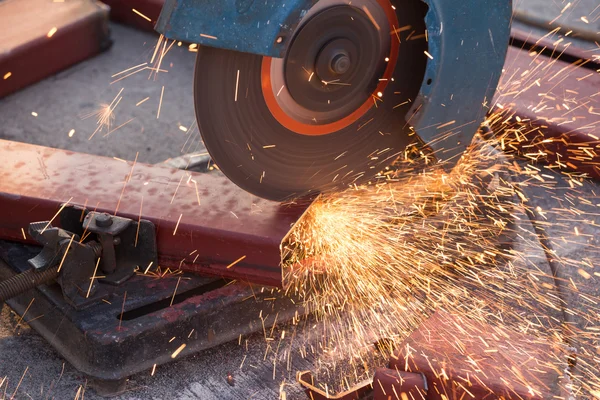 Snijden van staal kanaal (stalen C chanel) met grinder — Stockfoto