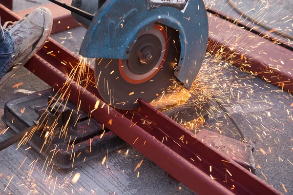 Snijden van staal kanaal (stalen C chanel) met grinder — Stockfoto