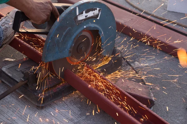 Snijden van staal kanaal (stalen C chanel) met grinder — Stockfoto