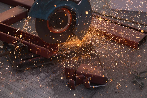 Snijden van staal kanaal (stalen C chanel) met grinder — Stockfoto