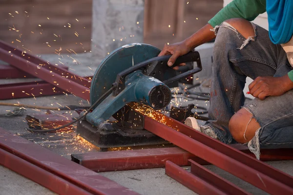 Snijden van staal kanaal (stalen C chanel) met grinder — Stockfoto