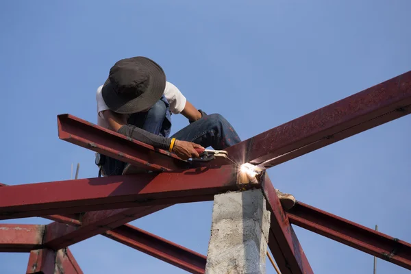 Lassen van de stalen werknemer om te bouwen van het dak — Stockfoto