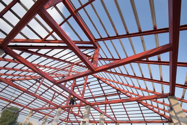 Viga de acero estructural en el techo del edificio constructi residencial — Foto de Stock