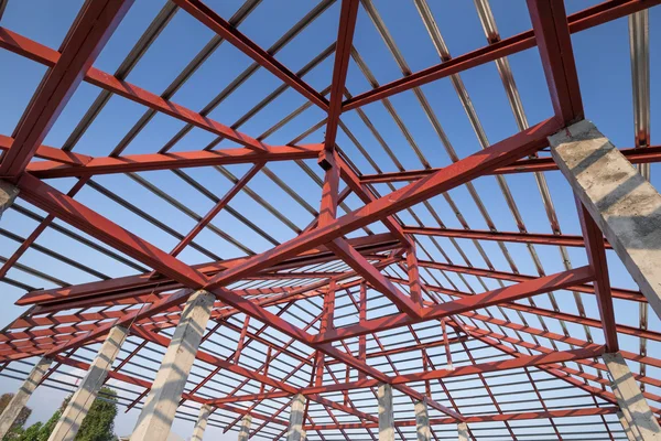 주거 알갱이 건물의 지붕에 구조용 강철 빔 — 스톡 사진