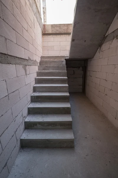 Σκάλα τσιμέντου συγκεκριμένη δομή στην κατοικημένη σπίτι κτίρ — Φωτογραφία Αρχείου
