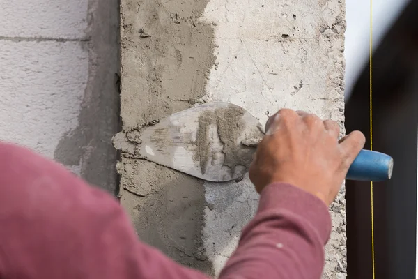 Travailleur en béton plâtrier au mur de construction de la maison — Photo