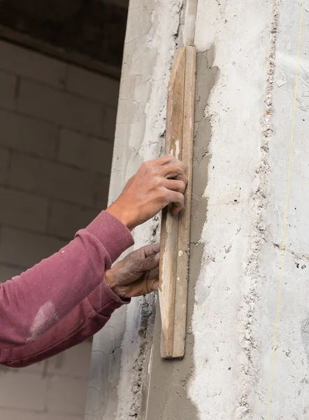 Empleador de hormigón yesero en la pared de la construcción de la casa — Foto de Stock