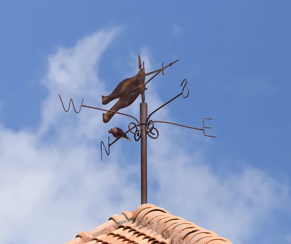 屋顶上的老式风向标 — 图库照片