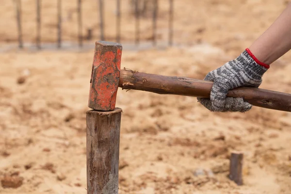 Worker hammering eucalyptus pointed — Stock Photo, Image