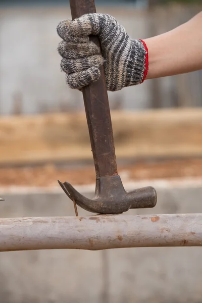 Hammer pulling a nail out of wood — Stock Photo, Image