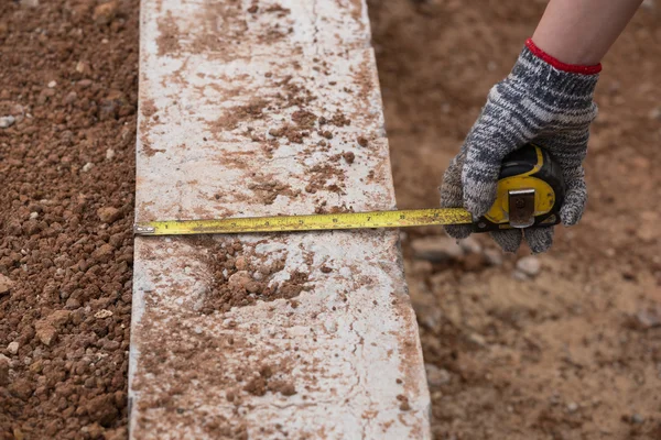 Mesure du béton sur chantier avec ruban à mesurer — Photo