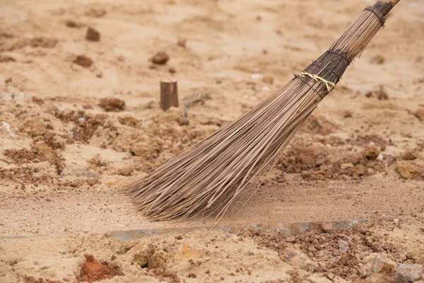 Kokos bezem stick omgeven door stof — Stockfoto