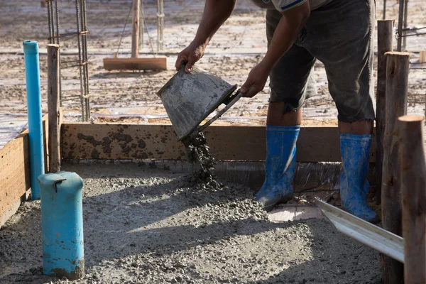 Ticari Betonlama binanın katları sırasında dökülen beton — Stok fotoğraf