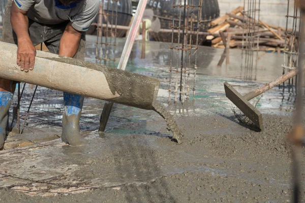 Betonowe wylewanie podczas handlowych betonowania posadzki budynku — Zdjęcie stockowe